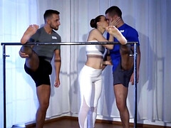 18 jahre, Blasen, Braunhaarige, Hundestellung, Sporthalle, Hd, Lecken, Orgasmus
