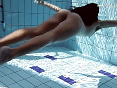 Grosse titten, Braunhaarige, Fetisch, Natürlichen titten, Im freien, Pool, Solo, Titten