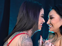素人, 美女, デカパイ, 彼女, レズビアン, なめる, タトゥー