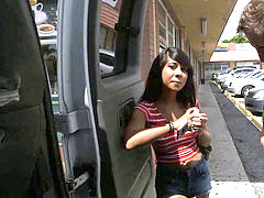 Sucer une bite, Brunette brune, Bus, Argent, Public, Réalité, Adolescente, Pute