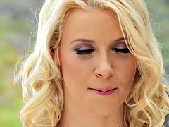 In den arsch, Blondine, Braunhaarige, Fingern, Lesbisch, Piercing, Tätowierung, Spielzeuge