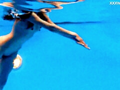 Жопа, Красотки, Большая жопа, Подружка, Крошечные, Бассейн, Сиськи, Под водой