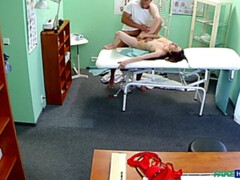 Enthousiasteling, Pijpbeurt, Stel, Hondjeshouding, Likken, Kantoor, Tieten likken, Uniformpje