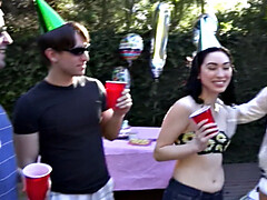 Bad, Schwanz, Im freien, Party, Pov, Schlucken, Tanga, Titten