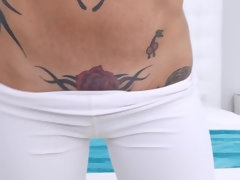 Salle de bains, Gros seins, En levrette, Doigter, Orgasme, Cheveux courts, Maigrichonne, Nénés