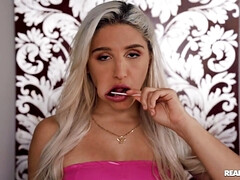 Blond, Pijpbeurt, Lul, Hakken, Latex, Kut duiken, Geschoren, Tieten likken