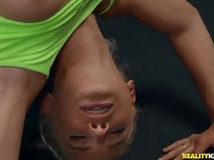 Blondine, Blasen, Knallhart, Süss, Fingern, Sporthalle, Küssen, Titten