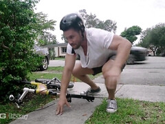 Sucer une bite, Brunette brune, Plantureuse, Couple, Gorge profonde, Fille latino, Seins naturels, Nénés