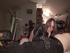 Enthousiasteling, Pijpbeurt, Naakte man aangeklede vrouw, Sperma in mond, Handschoenen, Leer