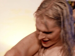 Anal, Blonde, Sucer une bite, En levrette, Faciale, Pieds, Embrassement, Nénés