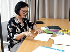 Leie, Grosse titten, Braunhaarige, Masturbation, Natürlichen titten, Kurzes haar, Solo, Entkleiden