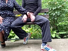 ぽっちゃり, デカ尻, デカパイ, 毛深い, 手コキする, 自然山雀, アウトドア, 妻