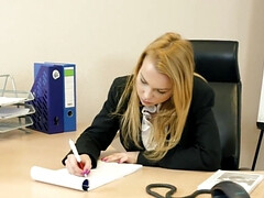 Nana, Blonde, Mignonne, En levrette, Doigter, Bureau, Rasée, Suçant