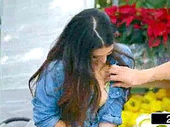 Sucer une bite, Brunette brune, Tromperie, Fille latino, De plein air, Public, Chatte