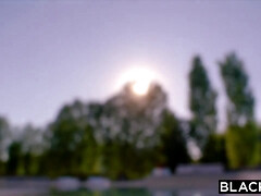 Grosse bite, Noire, Sucer une bite, Hard, Interracial, Seins naturels, Piscine, Public