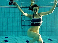 Morena, Hembra, Tetas naturales, Piscina, Ruso, Solo, Adolescente, Bajo el agua