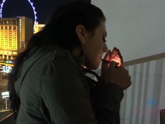 Bad, Grosser arsch, Grosse titten, Braunhaarige, Freundin, Masturbation, Pov, Tätowierung