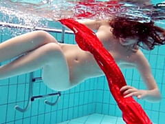 Morena, Fetiche, Hd, Piscina, Público, Coño, Apretado, Bajo el agua