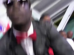 Grosse titten, Braunhaarige, Viele männer bespritzen eine frau, Spermaladung, Aufs gesicht abspritzen, Gruppensex, Gruppe, Interrassisch