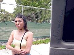 Sucer une bite, Brunette brune, Bus, Doigter, Hard, Rasée, Adolescente, Nénés