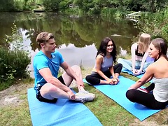 Britannique, Homme nu et filles habillées, Européenne, Femme dominatrice, Branlette thaïlandaise, De plein air, Pute, Suçant