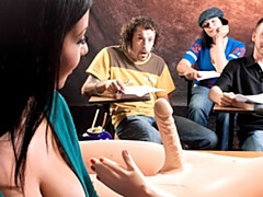 Grosse bite, Gros seins, Brunette brune, Plantureuse, En levrette, Hard, Mère que j'aimerais baiser, Seins naturels