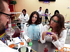 18 ans, Gros cul, Grosse bite, Sucer une bite, En levrette, 2 femmes 1 homme, Adolescente, Nénés