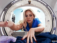 Grote kont, Grote lul, Grote mammen, Blond, Pijpbeurt, Hondjeshouding, Moeder die ik wil neuken, Tieten likken