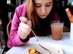 Крупный план, Экстремальный секс, Большие дырки, Мастурбация, Оргазм, На публике, Сквиртинг, Под юбкой