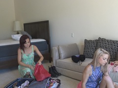 Anal, Dansant, Doigter, Fétiche des pieds, Embrassement, Public, Jouets, Sous la jupe