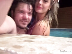 Culo grande, Tetas grandes, Penetracion con dedos, Sexo duro, Casero, Desnudo, Piscina, Mojado