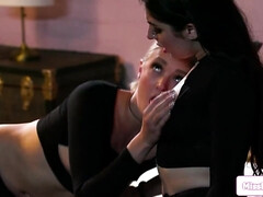 18 ans, Blonde, Brunette brune, Première fois, Lesbienne, Masturbation, Adolescente, Nénés