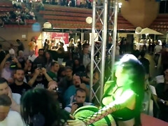 Grosser arsch, Blasen, Braunhaarige, Kehlenfick, Hd, Nippel, Öffentlich, Tätowierung