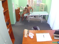 Amateur, Couple, Médecin, En levrette, Bureau, Chatte, Nénés, Voyeur