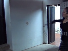 Bondage discipline sadomasochisme, Naakte man aangeklede vrouw, Dominante vrouw