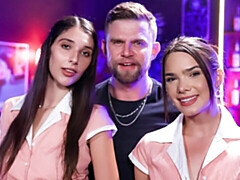 18 años, Culo grande, Tetas grandes, Mamada, Morena, Estilo perrito, Ffm, Flaco