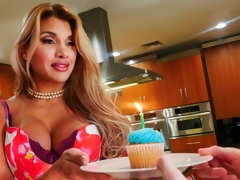 Lécher le cul, Gros cul, Gros seins, Blonde, En levrette, Branlette thaïlandaise, Embrassement, Mère que j'aimerais baiser