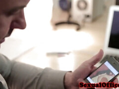 Gros seins, Sucer une bite, Voiture, Tir de sperme, En levrette, Bureau, De plein air, Nénés