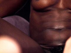 Gros seins, Noire, Noir ébène, Face assise, Doigter, Interracial, Embrassement, Seins naturels