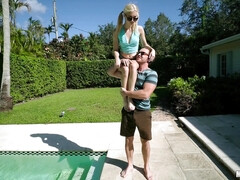 Amerikanisch, Arsch, Grosser schwanz, Blondine, Schwanz, Im freien, Pool, Titten