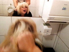 Grosser arsch, Grosse titten, Blondine, Blasen, Hundestellung, Handjob, Pov, Öffentlich