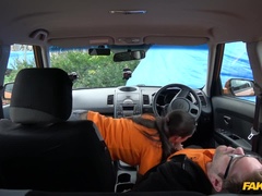 Leie, Auto, Betrug, Aufs gesicht abspritzen, Handjob, Im freien, Pov, Muschi