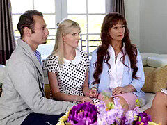 Blasen, Braunhaarige, Gruppe, Reif, Milf, Zierlich, Jungendliche (18+), Flotter dreier