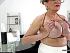 Bikini, Britannique, Énorme, Mature, Maman, Softcore, Solo, Nénés