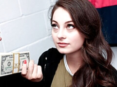 Sucer une bite, Attrapée, Branlette thaïlandaise, Rasée, Tatouage, Adolescente, Nénés, Uniforme