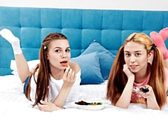 18 jahre, Fingern, Lesbisch, Lecken, Lingerie, Rasiert, Jungendliche (18+), Titten