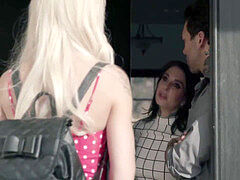 Kinderoppas, Pijpbeurt, Zoenen, Tatoeage, Trio