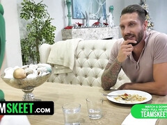 18 ans, Sucer une bite, Gorge profonde, En levrette, Hard, Orgasme, Petite femme, Chevaucher