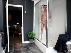 Gros cul, Couple, Gorge profonde, En levrette, Faciale, Léchez, Maigrichonne, Tatouage