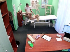 Enthousiasteling, Stel, Sperma shot, Vingeren, Handbeurt, Verpleegster, Kut duiken, Uniformpje